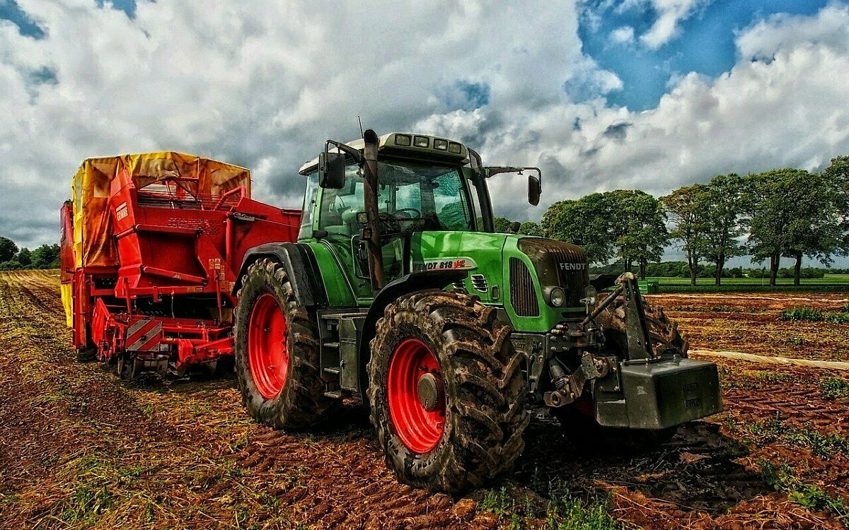 Ein Traktor fährt auf dem Feld Ein Traktor fährt auf dem Feld